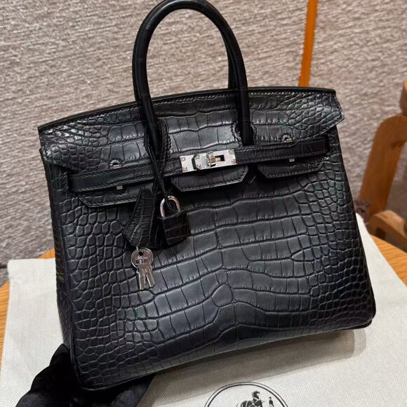 Classic Hermes Bag: A Stylish and Versatile Choice for Elegance - Picture 6 of 6